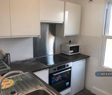 1 bedroom in a flat share to rent - Photo 3