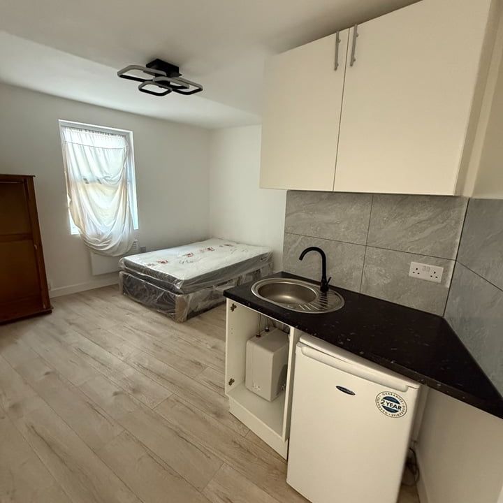 Studio Flat, Coombe Lane, SW20 - Photo 1