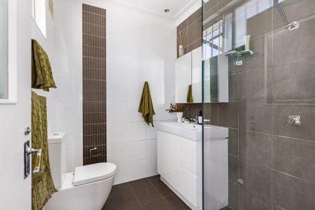 Classic freestanding 2 bedroom home - Photo 5