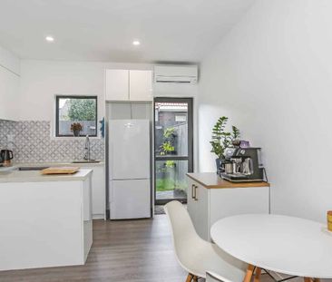 Single Garage & Modern Living - Photo 5