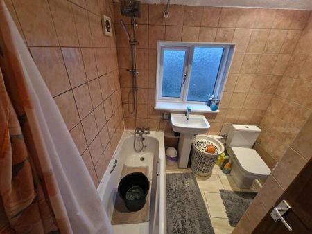 1 bedroom in a house share to rent - Photo 3