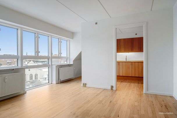 Centralt beliggenhed, med gratis parkering samt hyggeligt gårdmiljø. - Photo 1