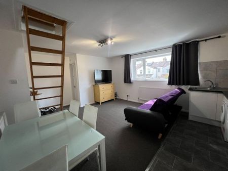 2 bedroom flat to rent - Photo 4