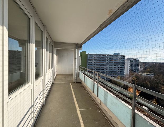 Wohnen im 12. Stock - NUR MIT PASSENDEM WOHNBERECHTIGUNGSSCHEIN FÜR 3 PERSONEN - Foto 1