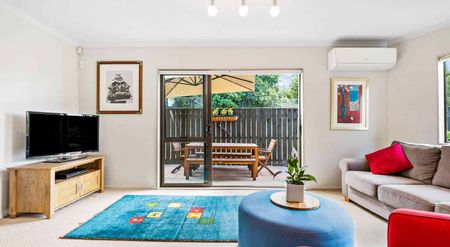 Large family home with - Rock Solid Location - Photo 3