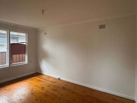 Three Bedroom Family Home Freshly Painted - Photo 4