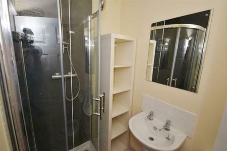 3 bedroom flat to rent - Photo 5