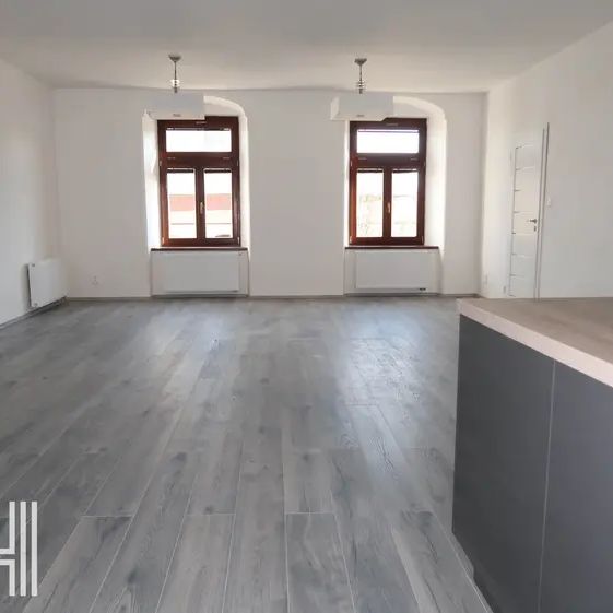 Pronájem opraveného bytu 2+kk na náměstí s možností parkování - Photo 1
