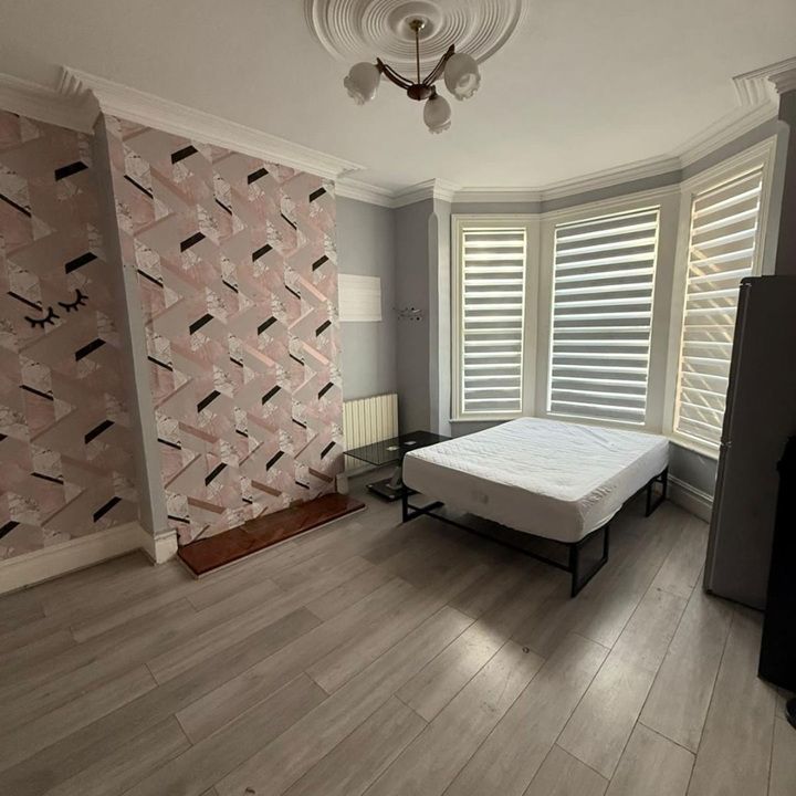 Room in a Shared House, Higham Road, N17 - Photo 1