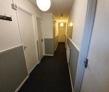 1 bedroom in a flat share to rent - Photo 2