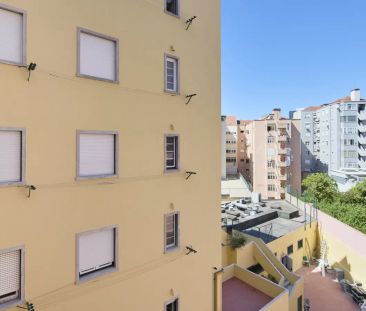 Room in a shared 6-bedroom apartment for rent in Lisbon. - Photo 4