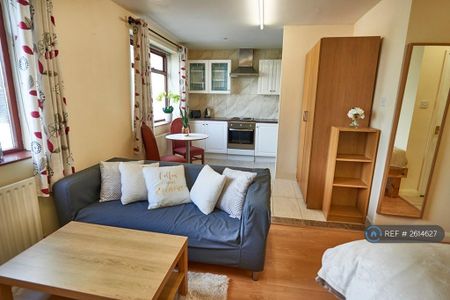 Studio to rent - Photo 2