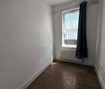 Two bedroom first Floor Flat close to ilford station- 1400 pcm - Photo 2