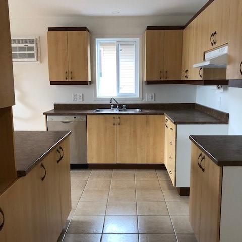 Beau et grand 4.5 de 1 200 p.c. pour 55 ans et plus - Photo 1