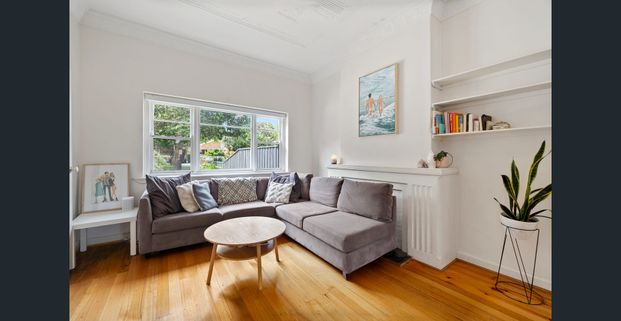 Kew East Charmer - Photo 1