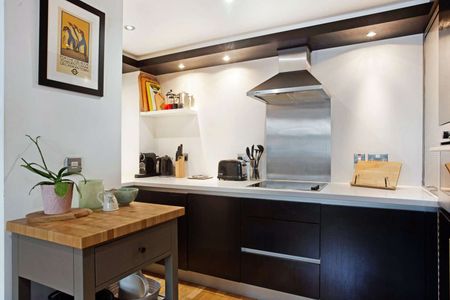 Well-located contemporary art deco style two bed apartment with secure garage space - Photo 3