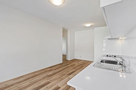 Central Position - Photo 3