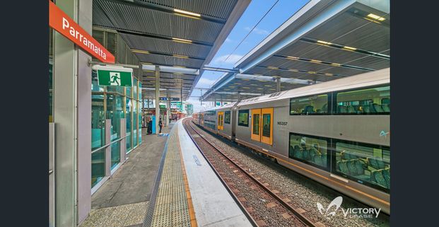 Premier Location 3 Bedroom Modern Apartment!! - Photo 1