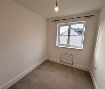 4 bedroom semi-detached house to rent - Photo 2