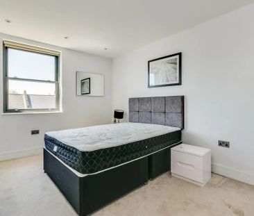 3 bedroom flat in London - Photo 4