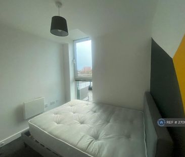 2 bedroom penthouse to rent - Photo 4