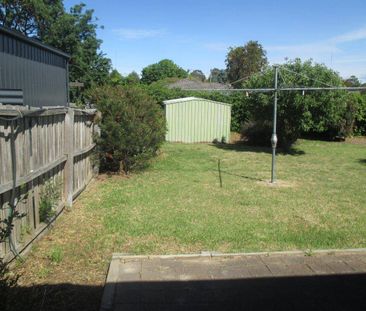 FAMILY HOME IN WEST BAIRNSDALE - Photo 4