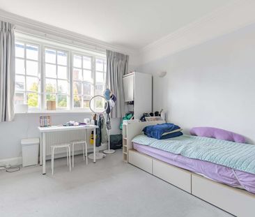 Spacious three bedroom flat in charming period conversion - Photo 3