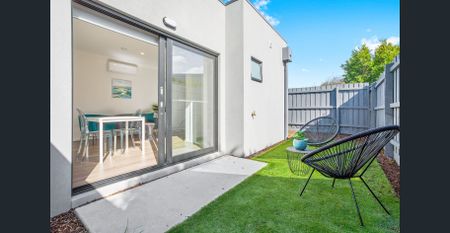 Fully Furnished Studio with Oversized Backyard – All Bills Included - Photo 4