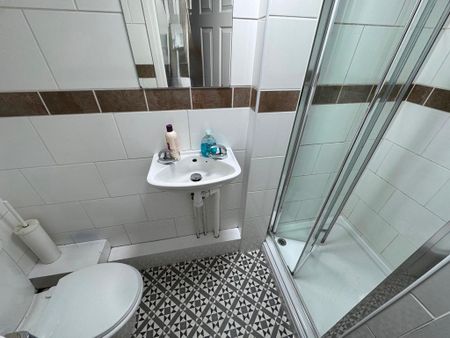 1 bedroom in a house share to rent - Photo 5