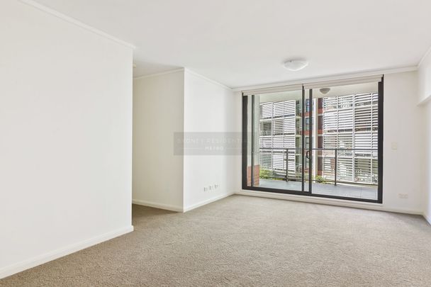 One Bedroom plus Study Apartment In Prime Location - Photo 1