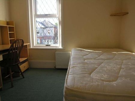 Bedroom Detached House In Bournemouth, BH9 - Photo 3