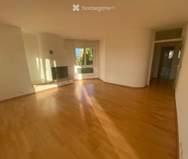 2.5 Zimmer Wohnung mit Lift, Balkon, Tiefgaragenparkplatz - Photo 2