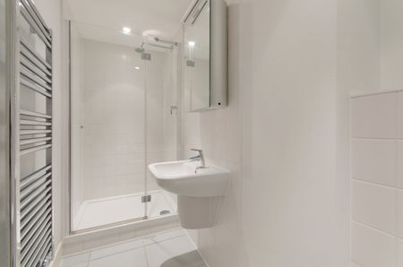 2 Bedroom Flat, Lexington Street, Soho, W1F - Photo 3