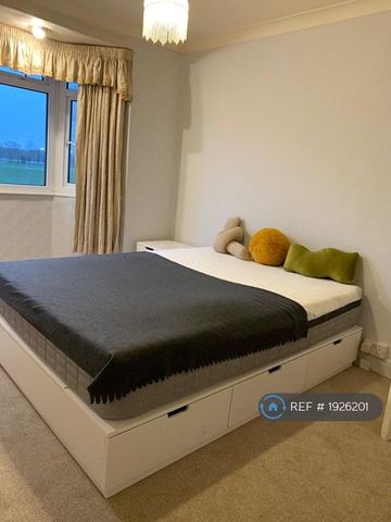 1 bedroom in a house share to rent - Photo 3
