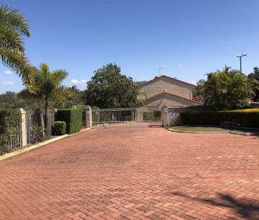 Air conditioned & Renovated 3 Bedrooms Townhouse - Photo 2