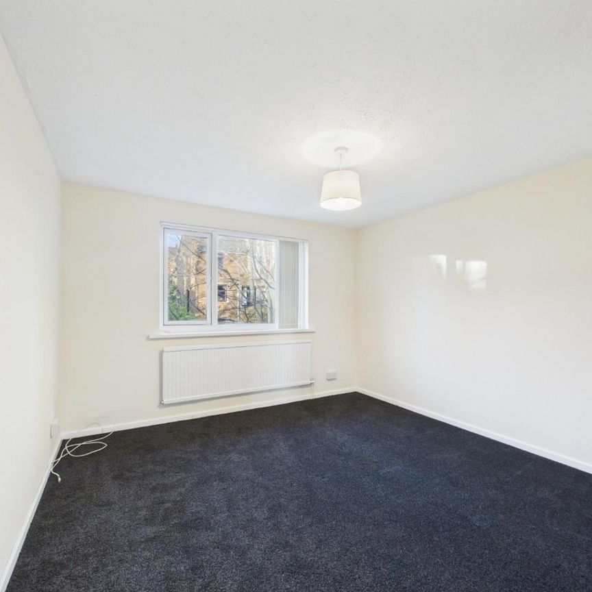 2 bedroom Flat To Let - Photo 1