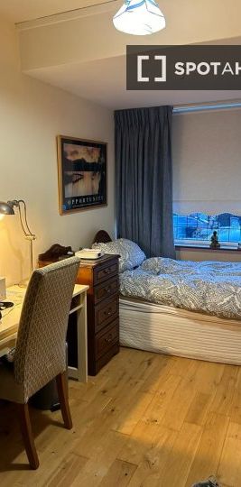 Cozy room in large shared apartment in Killiney, Dublin - Photo 2