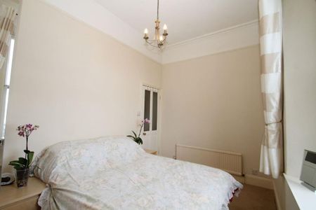 3 bedroom flat to rent - Photo 4