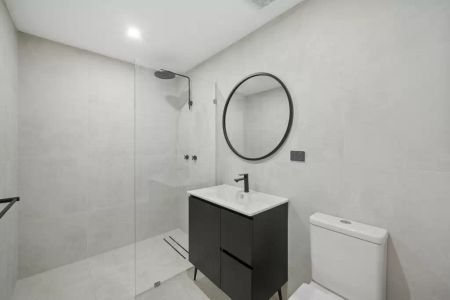 Oversized one-bedder with study or home office - Photo 4