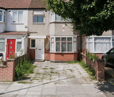 Tavistock Avenue, Perivale, Greenford UB6, London - Photo 1