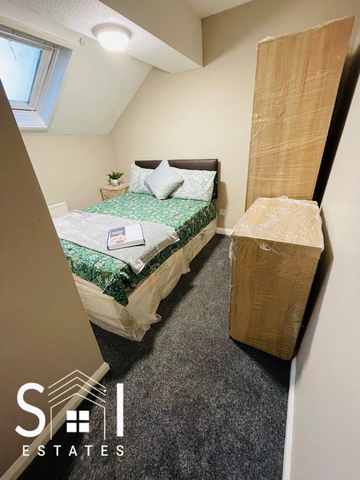 1 bedroom in a house share to rent - Photo 2