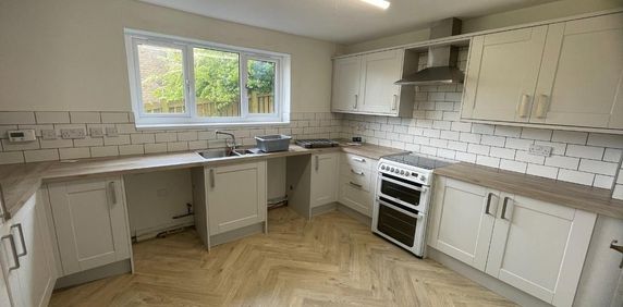 4 bedroom detached house to rent - Photo 2