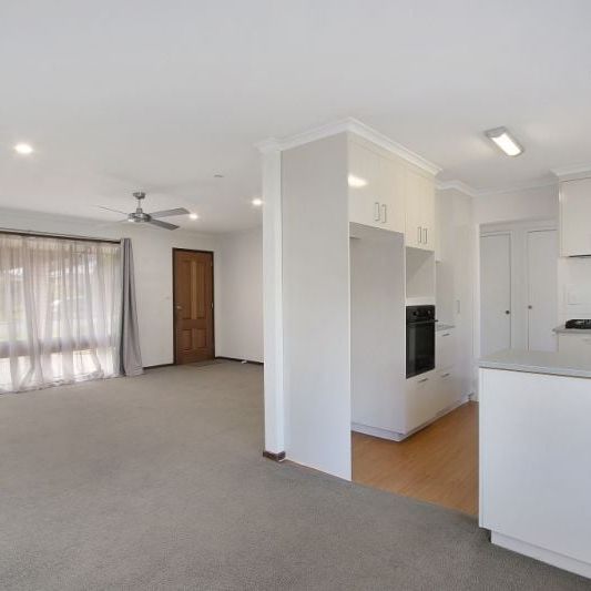 8 Renwick Court, Lavington - Photo 1