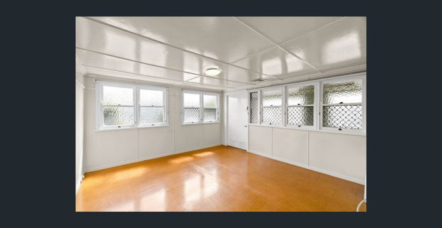 Character and charm in sough-after suburb - Photo 1