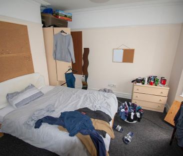 6 bedroom detached house to rent - Photo 3