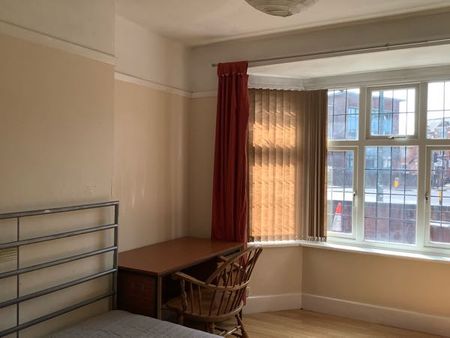 5 Bedroom Semi Detached To Rent in Lenton - Photo 5