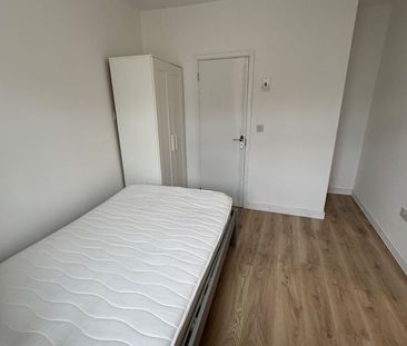 Room in a Shared House, Cairns Crescent, BS2 - Photo 4