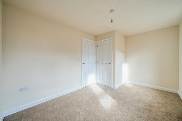 Ilex Drive, Tewkesbury, Gloucestershire - Photo 1