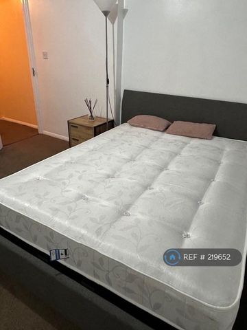 1 bedroom in a house share to rent - Photo 3