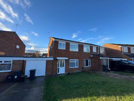 3 bedroom semi-detached house to rent - Photo 2